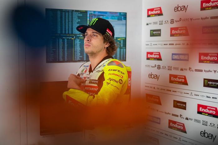 Pembalap Pertamina Enduro VR46, Marco Bezzecchi, bersiap di sela-sela sesi latihan bebas pertama MotoGP Malaysia di Sirkuit Sepang, Selangor, Malaysia, 1 November 2024.