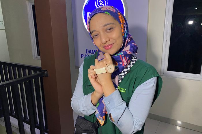 Chiki Fawzi menggunakan barang milik Marissa Haque untuk obati rindu. 