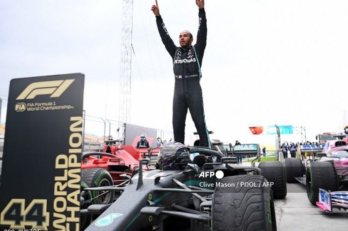 Lewis Hamilton merayakan keberhasilan memenangi GP Turki 2020, 15 November 2020, yang membuatnya menyamai rekor Michael Schumacher menjadi juara dunia Formula 1 sebanyak 7 kali.