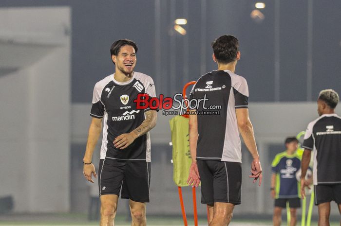 Kevin Diks (kiri) tampak tersenyum saat mengikuti latihan bersama timnas Indonesia di Stadion Madya, Senayan, Jakarta, Selasa (12/11/2024) malam.