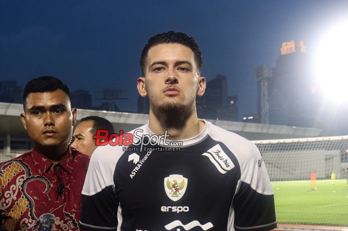 Bek timnas Indonesia, Justin Hubner, sedang memberikan keterangan kepada awak media di Stadion Madya, Senayan, Jakarta, Selasa (12/11/2024) malam.