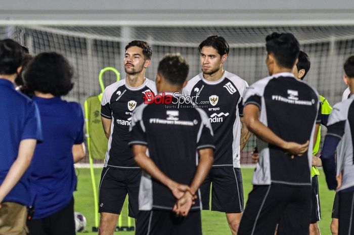 Sandy Walsh (kiri) dan Kevin Diks (kanan) sedang mengikuti latihan bersama timnas Indonesia di Stadion Madya, Senayan, Jakarta, Selasa (12/11/2024) malam.