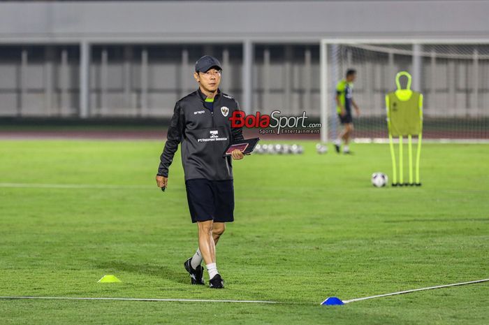 Pelatih Timnas Indonesia, Shin Tae-yong, sedang memantau para pemainnya berlatih di Stadion Madya, Senayan, Jakarta, Selasa (12/11/2024) malam.