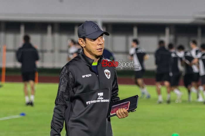 Pelatih timnas Indonesia, Shin Tae-yong, sedang memantau para pemainnya berlatih di Stadion Madya, Senayan, Jakarta, Selasa (12/11/2024) malam.