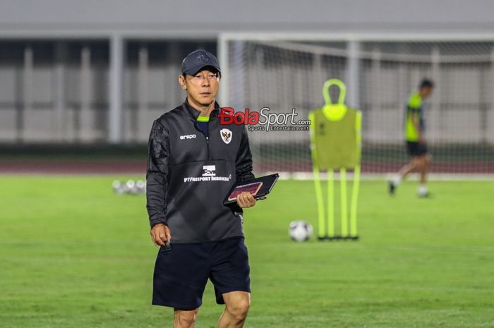 Pelatih timnas Indonesia, Shin Tae-yong, sedang memantau para pemainnya berlatih di Stadion Madya, Senayan, Jakarta, Selasa (12/11/2024) malam.