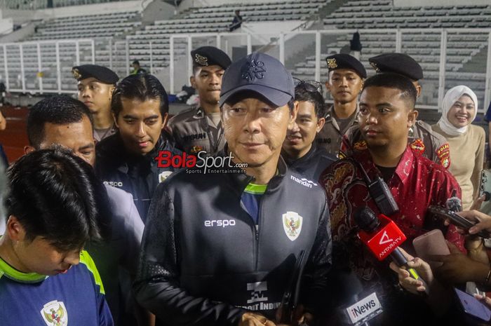 Pelatih timnas Indonesia, Shin Tae-yong, sedang memberikan keterangan kepada awak media di Stadion Madya, Senayan, Jakarta, Selasa (12/11/2024) malam.