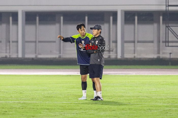 Pelatih timnas Indonesia, Shin Tae-yong (kanan), sedang berdiskusi dengan asistennya bernama Yeom Ki-hun (kiri) di Stadion Madya, Senayan, Jakarta, Selasa (12/11/2024) malam.