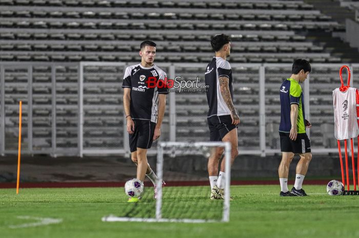 Justin Hubner (kiri) sedang mengikuti latihan bersama Timnas Indonesia di Stadion Madya, Senayan, Jakarta, Selasa (12/11/2024) malam.