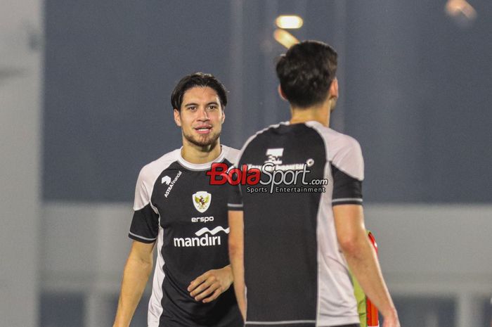 Kevin Diks (kiri) tampak tersenyum saat mengikuti latihan bersama timnas Indonesia di Stadion Madya, Senayan, Jakarta, Selasa (12/11/2024) malam.