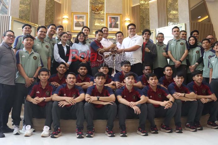 Menteri Pemuda dan Olahraga Republik Indonesia, Dito Ariotedjo, sedang berfoto bersama dengan timnas futrsal putra Indonesia di Media Center Kemenpora, Senayan, Jakarta, Selasa (12/11/2024).