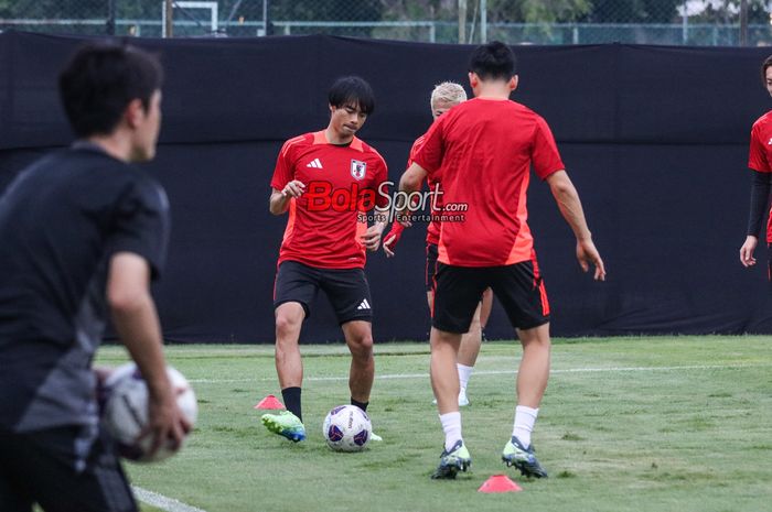 Kaoru Mitoma saat berlatih bersama timnas Jepang di Lapangan A, Senayan, Jakarta, Rabu (13/11/2024) sore.