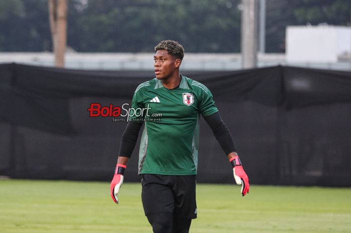 Zion Suzuki saat berlatih bersama timnas Jepang di Lapangan A, Senayan, Jakarta, Rabu (13/11/2024) sore.