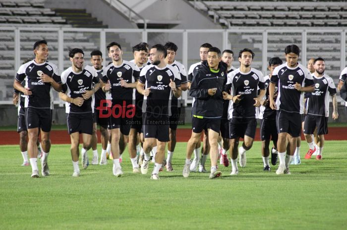 Para pemain Timnas Indonesia saat menjalani latihan terbuka jelang laga lawan Jepang di Stadion Madya, Senayan, Jakarta, Selasa (12/11/2024).