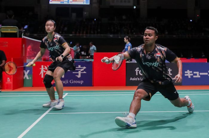 Pasangan ganda campuran Indonesia, Rehan Naufal Kusharjanto/Lisa Ayu Kusumawati, pada babak pertama Kumamoto Masters Japan 2024 di Kumamoto Prefectural Gymnasium, Kumamoto, Jepang, Rabu (13/11/2024).