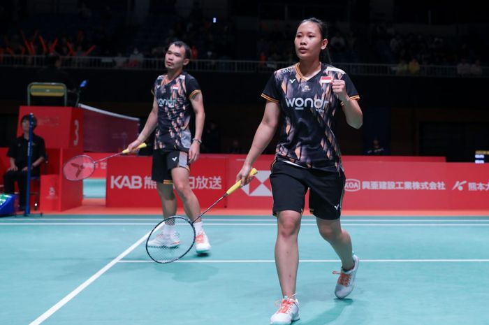 Pasangan ganda campuran Indonesia, Rinov Rivaldy/Pitha Haningtyas Mentari, pada babak pertama Kumamoto Masters Japan 2024 di Kumamoto Prefectural Gymnasium, Kumamoto, Jepang, Rabu (13/11/2024).