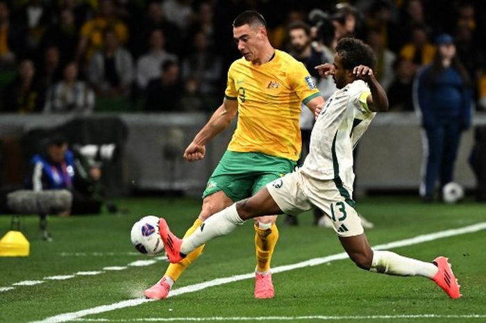 Kusini Yengi (kiri) dari Australia dan Yasir Gharsan S Alshahrani dari Arab Saudi berebut bola selama pertandingan Kualifikasi Piala Dunia 2026 putaran ketiga grup C antara Australia Vs Arab Saudi di Stadion Melbourne Rectangular di Melbourne pada Kamis, 14 November 2024.