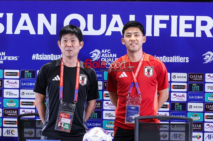 Pelatih Timnas Jepang, Hajime Moriyasu (kiri) dan pemainnya, Wataru Endo, saat hadir dalam sesi jumpa pers di Media Center Stadion Utama Gelora Bung Karno, Senayan, Jakarta, Kamis (16/11/2024).