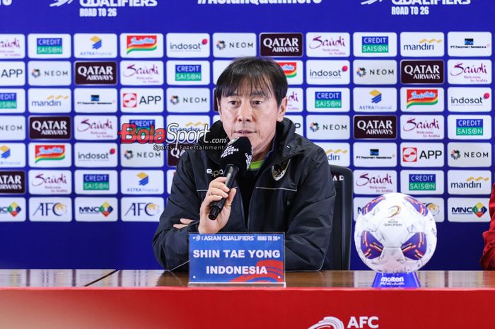 Pelatih timnas Indonesia, Shin Tae-yong, saat hadir dalam sesi jumpa pers di Media Center Stadion Utama Gelora Bung Karno, Senayan, Jakarta, Kamis (14/11/2024).