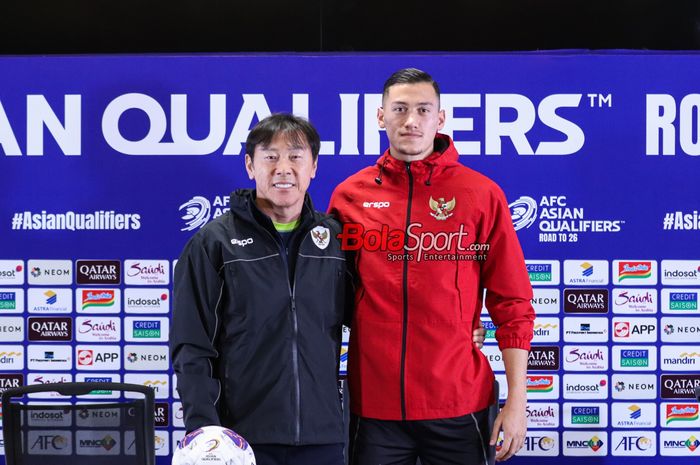 Pelatih timnas Indonesia, Shin Tae-yong (kiri) dan pemainnya bernama Jay Idzes (kanan) saat hadir dalam sesi jumpa pers di Media Center Stadion Utama Gelora Bung Karno, Senayan, Jakarta, Kamis (14/11/2024).