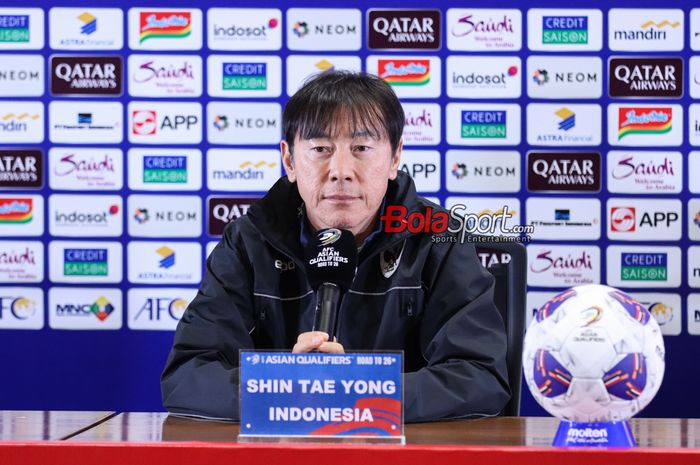 Pelatih timnas Indonesia, Shin Tae-yong, saat hadir dalam sesi jumpa pers di Media Center Stadion Utama Gelora Bung Karno, Senayan, Jakarta, Kamis (14/11/2024).