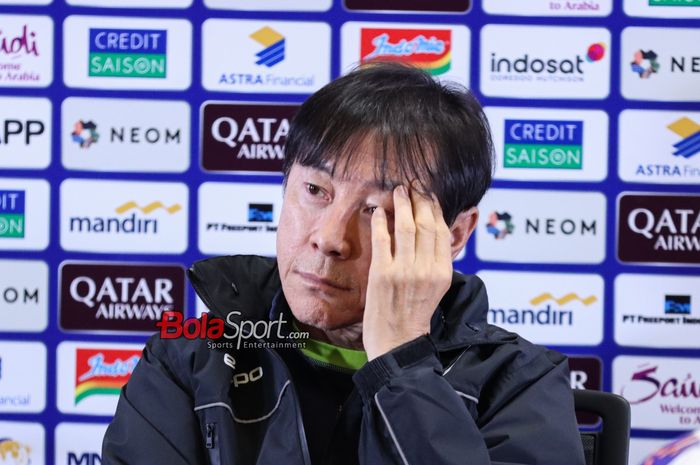 Pelatih timnas Indonesia, Shin Tae-yong, saat hadir dalam sesi jumpa pers di Media Center Stadion Utama Gelora Bung Karno, Senayan, Jakarta, Kamis (14/11/2024).