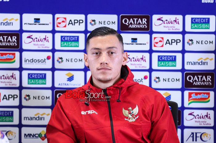 Bek timnas Indonesia, Jay Idzes, saat hadir dalam sesi jumpa pers di Media Center Stadion Utama Gelora Bung Karno, Senayan, Jakarta, Kamis (14/11/2024).