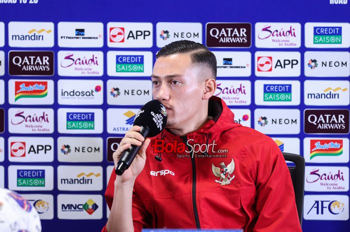 Bek timnas Indonesia, Jay Idzes, saat hadir dalam sesi jumpa pers di Media Center Stadion Utama Gelora Bung Karno, Senayan, Jakarta, Kamis (14/11/2024).