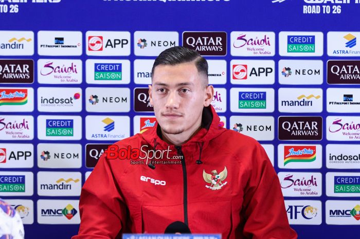 Bek timnas Indonesia, Jay Idzes, saat hadir dalam sesi jumpa pers di Media Center Stadion Utama Gelora Bung Karno, Senayan, Jakarta, Kamis (14/11/2024).