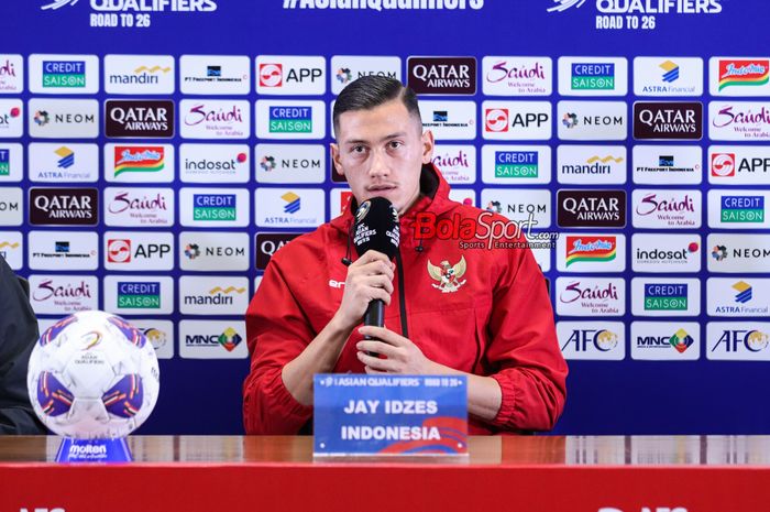 Bek Timnas Indonesia, Jay Idzes, saat hadir dalam sesi jumpa pers di Media Center Stadion Utama Gelora Bung Karno, Senayan, Jakarta, Kamis (14/11/2024).