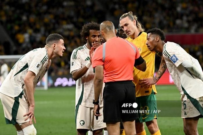 Momen gol Arab Saudi yang dicetak Sultan Al Ghannam dianulir saat melawan Australia karena dianggap offside pada laga Kualifikasi Piala Dunia 2026 zona Asia.