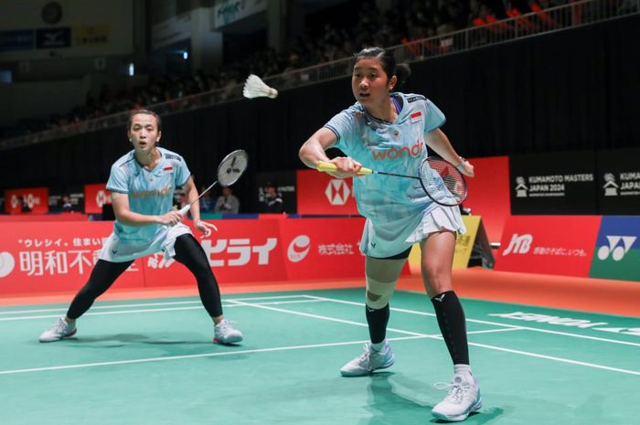 Ganda putri Indonesia, Febriana Dwipuji Kusuma/Amalia Cahaya Pratiwi saat berlaga pada babak 16 besar Kumamoto Masters Japan 2024 di Kumamoto Prefectural Gymnasium, Kumamoto, Jepang, Kamis (14/11/2024)