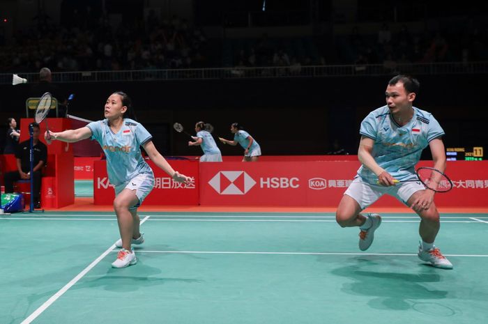 Ganda campuran Indonesia, Rinov Rivaldy/Pitha Haningtyas Mentari pada babak kedua Kumamoto Masters Japan 2024 di Kumamoto Prefectural Gymnasium, Kumamoto, Jepang, Kamis (14/11/2024).