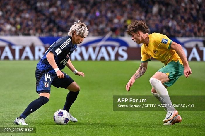 Winger Timnas Jepang, Junya Ito (kiri), berusaha melewati pemain Australia Jordan Bos pada laga Kualifikasi Piala Dunia 2026 zona Asia.