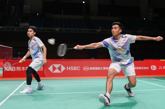 Ganda putra Indonesia, Leo Rolly Carnando/Bagas Maulana, saat tampil pada babak kedua Kumamoto Masters Japan 2024 di Kumamoto Prefectural Gymnasium, Kumamoto, Jepang, 14 November 2024.