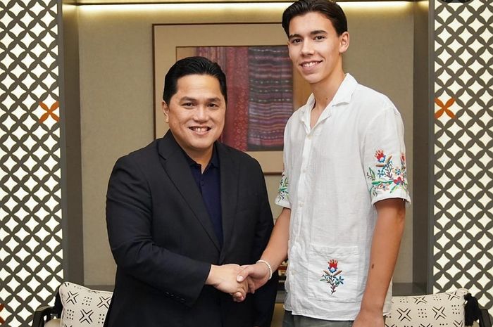 Ketua Umum PSSI, Erick Thohir (kiri) bersalaman dengan calon pemain naturalisasi timnas Indonesia, Tim Geypens (kanan).