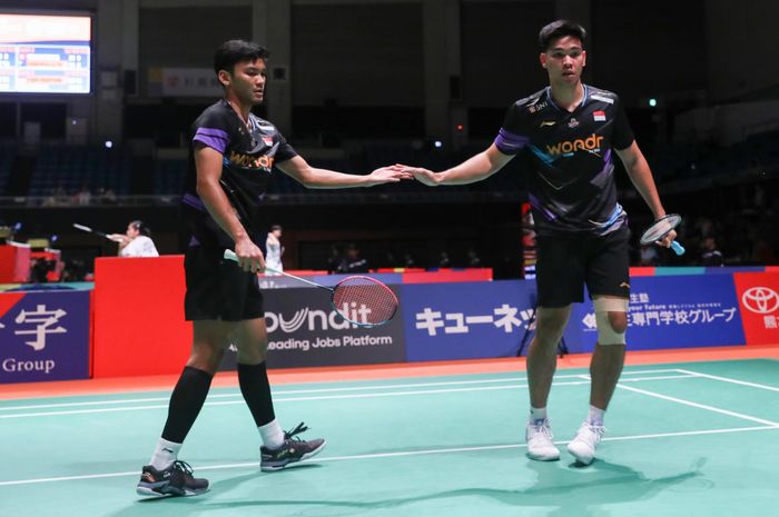 Pasangan ganda putra Indonesia, Muhammad Shohibul Fikri/Daniel Marthin, pada babak pertama Kumamoto Masters Japan 2024 di Kumamoto Prefectural Gymnasium, Kumamoto, Jepang, Selasa (12/11/2024).