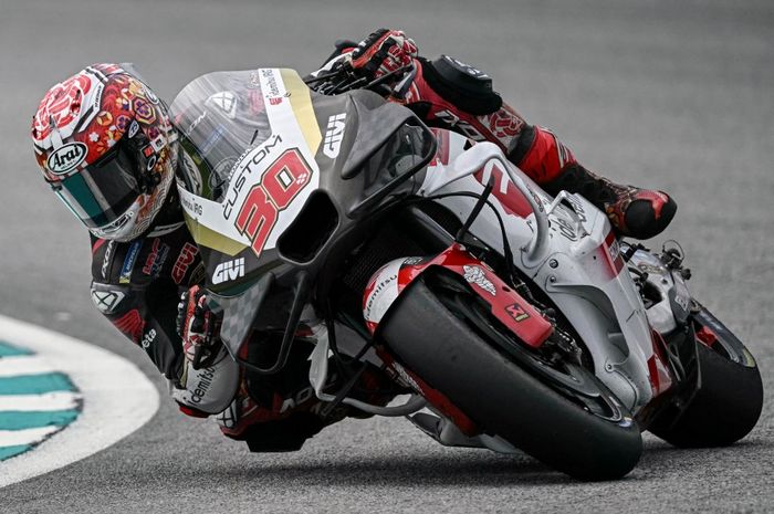 Pembalap LCR Honda, Takaaki Nakagami, pada hari pertama MotoGP Malaysia 2024 di irkuit Sepang, Jumat (1/11/2024).