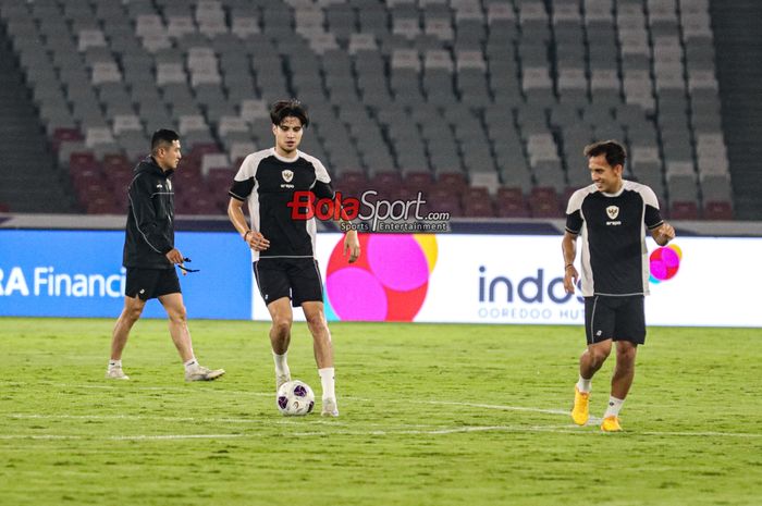 Kevin Diks (kiri) sedang menguasai bola saat berlatih bersama timnas Indonesia di Stadion Utama Gelora Bung Karno, Senayan, Jakarta, Kamis (14/11/2024).