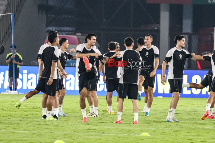 Jay Idzes sedang berlatih bersama timnas Indonesia di Stadion Utama Gelora Bung Karno, Senayan, Jakarta, Kamis (14/11/2024).