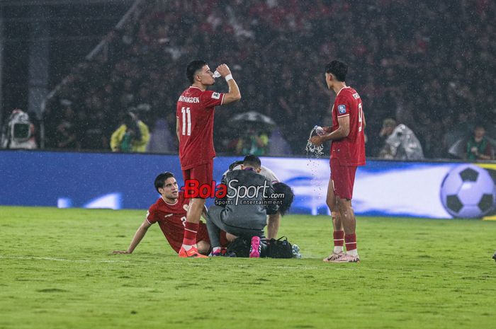 Kevin Diks sempat mendapatkan perawatan dalam pertandingan antara timnas Indonesia vs Jepang pada matchday kelima Grup C Putaran Ketiga Kualifikasi Piala Dunia 2026 Zona Asia di Stadion Utama Gelora Bung Karno (SUGBK), Jakarta, Jumat (15/11/2024). 