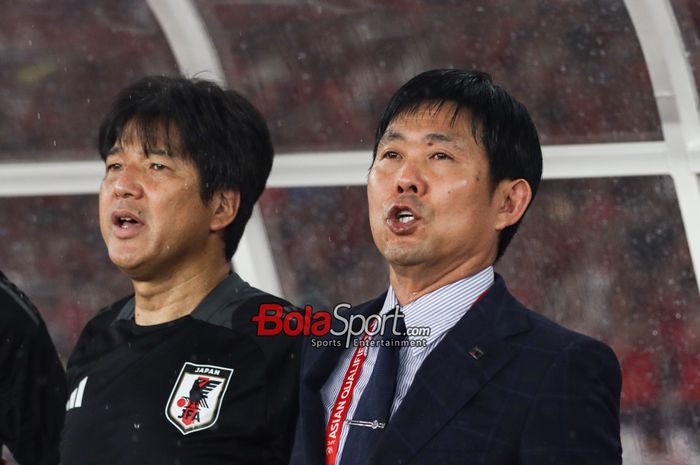 Pelatih timnas Jepang, Hajime Moriyasu (kanan), saat hadir di Stadion Utama Gelora Bung Karno, Senayan, Jakarta, Jumat (15/11/2024).