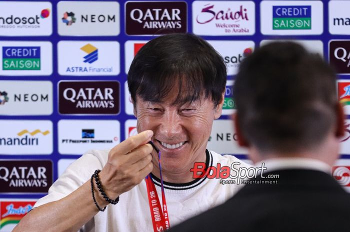 Pelatih timnas Indonesia, Shin Tae-yong, saat hadir dalam sesi jumpa pers di Media Center Stadion Utama Gelora Bung Karno, Senayan, Jakarta, Jumat (15/11/2024).