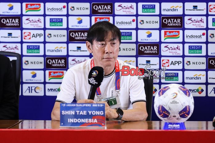 Pelatih timnas Indonesia, Shin Tae-yong, saat hadir dalam sesi jumpa pers di Media Center Stadion Utama Gelora Bung Karno, Senayan, Jakarta, Jumat (15/11/2024).