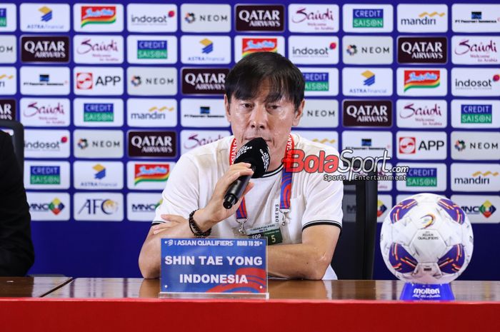 Pelatih timnas Indonesia, Shin Tae-yong, saat hadir dalam sesi jumpa pers di Media Center Stadion Utama Gelora Bung Karno, Senayan, Jakarta, Jumat (15/11/2024).