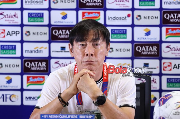 Pelatih timnas Indonesia, Shin Tae-yong, saat hadir dalam sesi jumpa pers di Media Center Stadion Utama Gelora Bung Karno, Senayan, Jakarta, Jumat (15/11/2024).