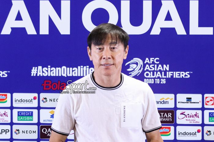 Pelatih Timnas Indonesia, Shin Tae-yong, saat hadir dalam sesi jumpa pers di Media Center Stadion Utama Gelora Bung Karno, Senayan, Jakarta, Jumat (15/11/2024).