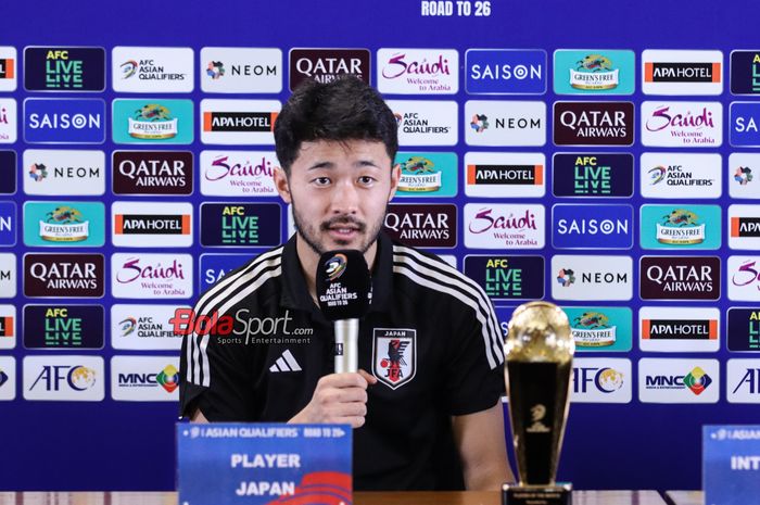 Pemain timnas Jepang, Yukinari Sugawara, saat hadir dalam sesi jumpa pers di Media Center Stadion Utama Gelora Bung Karno, Senayan, Jakarta, Jumat (15/11/2024).