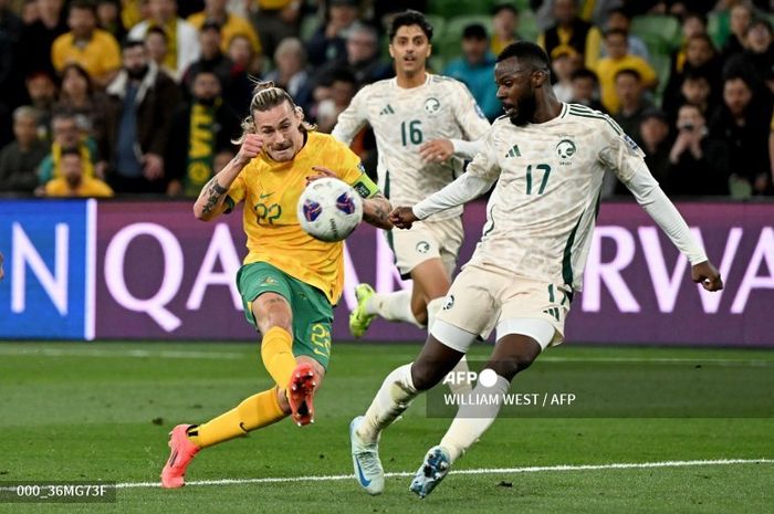 Aksi kapten Timnas Australia, Jackson Irvine, dalam pertandingan melawan Timnas Arab Saudi 