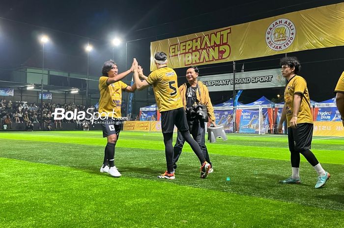 Selebritis FC menjajal lapangan Solo International Minisoccer dalam sebuah pertandingan bertajuk 