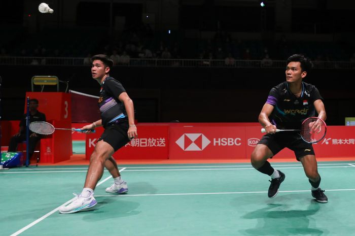 Pasangan ganda putra Indonesia, Muhammad Shohibul Fikri/Daniel Marthin, pada perempat final Kumamoto Masters Japan 2024 di Kumamoto Prefectural Gymnasium, Kumamoto, Jepang, Jumat (15/11/2024).